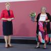 Bundesfrauenministerin Franziska Giffey hat der Binswanger Kommunalpolitikerin Heidi Terpoorten (rechts) den Helene-Weber-Preis überreicht.  	
