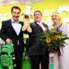 Die Grünen-Chefs Claudia Roth und Cem Özdemir überreichten auf der Bundesdelegiertenversammlung von Bündnis 90/Die Grünen dem SPD-Parteichef Sigmar Gabriel (M) einen grünen Plüschfrosch.