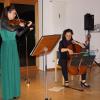 Violinistin Nina Karmon (links) und Violincellistin Friederike Kienle (rechts) beeindruckten durch ihre intensive Vortragsweise – insbesondere mit den Werken von Peteris Vasks. 	