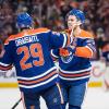 Edmontons Connor McDavid (r) und Leon Draisaitl feiern ein Tor.