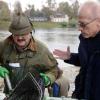 Fischzüchter Alfred Stier (links) zeigt Jan Kiver, dem Sprecher von Rhein-Main-Donau, die Lieferung, wie auf dem Foto quicklebendige Hechte. 