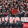 Nürnberger Fans protestieren mit einem Banner am Spielfeldrand gegen Investoren in der DFL.