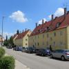 Aus den 50er-Jahren stammen die gelben Häuser auf der Südseite der Hermann-Löns-Straße in Friedberg. Die Stadt will nun die Gebäude kaufen.  