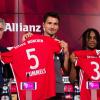 Mats Hummels und Neuzugang Renato Sanches wechselten für jeweils 35 Millionen Euro zum FC Bayern.