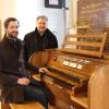 Kirchenmusiker Michael Lachenmayr und Dekan Andreas Straub präsentieren die neue Chororgel der Pfarrkirche St. Stephan in Mindelheim.