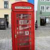 Leer und ungenutzt steht die englische Telefonzelle vor dem Mindelheimer Rathaus. Für die Zukunft des Häuschens werden Ideen gesucht. 	