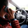 Das Smartphone am Ohr, die andere Hand am Lenkrad: Viele Autofahrer kümmern sich nicht darum, dass das Telefonieren am Steuer verboten ist. Die Polizei sieht steigende Unfallzahlen darin begründet. 	