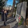 Die Kranzniederlegung fand am Todesmarschdenkmal in Landsberg statt. Von vorne: Oberbürgermeisterin Doris Baumgartl, Pfarrer Siegfried Martin und Kauferings Bürgermeister Thomas Salzberger.