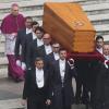 Der Sarg des verstorbenen emeritierten Papstes Benedikt XVI. wird auf den Petersplatz getragen.