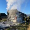 Auf der Straße zwischen Weißenhorn und Oberhausen brannte ein Linienbus komplett aus.