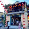 Diese Bar in der Altstadt von Hoi an ist reichlich mit Lampions geschmückt.