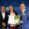 Für das Meringer Blühflächenprojekt erhielt die Kommune eine Förderung vom bayerischen Umweltministerium. Minister Thorsten Glauber überreichte den Förderpreis an Bürgermeister Florian Mayer und Umweltbauftragte Petra von Thienen.
