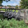 Lange Zeit hat die Auchtweidbrücke zur Überquerung der Kleinen Mindel im Süden von Mindelzell gedient. Die witterungsanfällige Holzkonstruktion musste aber in kürzeren Abständen immer wieder repariert werden. Jetzt wird sie durch stabile Stahlfertigteile ersetzt.