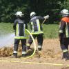 Bei Haslangkreit geriet ein Strohballen auf einem Getreidefeld in Brand.