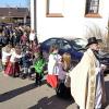 Angeführt von Pater Tomasz im Cowboyköstum zogen die „Mäskerle“ nach der Andacht zum Bürgerhaus und feierten dort Kinderfasching.