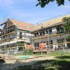 Auf der Großbaustelle am Kindergarten-Altbau in Rehling wird fleißig gearbeitet. Die Krippen- und Hortkinder wurden für ein paar Monate ins neue Kinderhaus "umquartiert".