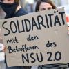 Ein Demonstrantin in Wiesbaden zeigt "Solidarität mit den Betroffenen des NSU 2.0".