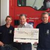 Die Feuerwehr Affing – Vorsitzender Franz Limmer (l.) und Kommandant Michel Lichtenstern (r.) – hat Markus Winklhofer eine Spende von 2000 Euro überreicht.  	
