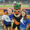 Tamara Feder (links) und Anna Krämer gehörten zur Delegation der LG Donau-Ries, die die Leichtathletikwettkämpfe im Olympiastadion besuchte. Dieses Bild zeigt sie mit dem EM-Maskottchen „Gfreidi“. 