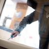 Ein Einbrecher hat versucht, das Fenster zu einem Firmengebäude in Derching aufzuhebeln. Symbolfoto: Frank Rumpenhorst/dpa