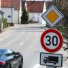 Bislang gilt in Emershofen nur für Lastwagen Tempo 30. Die  Weißenhorner Stadtverwaltung wird nun beim Landratsamt Neu-Ulm eine generelle Geschwindigkeitsbegrenzung beantragen.  