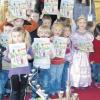 Groß und Klein freute sich im Oberelchinger Kindergarten „St. Antonius“ über die fünfzig Bücher mit „Straßengeschichten“, die an alle Elchinger Kindergärten verteilt werden.  