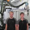 Die frischgebackenen Werkzeugmechaniker Pascal Daferner (links) und Stefan Brenner von der Burgauer Firma BSB/BWB. 
