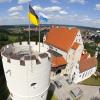 Weit ins Land hinaus und in die Kreisstadt hinab reicht der Blick vom Turm der Mindelburg. Das Burggebäude selbst ist für die Öffentichkeit nicht zugänglich. Hier hat der Verlag Sachon seine Büros untergebracht. 	