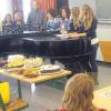 Die Klasse 6d am Neusässer Gymnasium gab ein Konzert. Auch Kuchen gab es für die Gäste. 