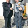 Mathias Mair (rechts) aus Riedsend wurde 70 Jahre alt. Hierzu gratulierte der Villenbacher Bürgermeister Otmar Ohnheiser. 