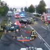 Bei einem Verkehrsunfall in Augsburg wurden mehrere Personen in ihren Fahrzeugen eingeklemmt.