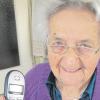 Das drahtlose Telefon sowie das Telefonbuch sind für die 86-jährige Elisabeth Mörz aus Villenbach ein wichtiger Bestandteil in ihrem Leben geworden. 
