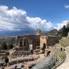 Der Ätna versteckt sich unter den Wolken. Dafür zu sehen: Das Amphitheater von Taormina auf Sizilien. 