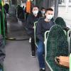 In öffentlichen Verkehrsmitteln müssen die Passagiere Masken tragen. Wer das nicht tut, muss mit einem Bußgeld in Höhe von 150 Euro rechnen.  	