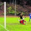 Beim dritten Versuch war Mattsies-Keeper Thomas Kaiser machtlos: Schönebergs Sebastian Wurm erzielt in dieser Szene die Führung für seine Elf. Am Ende kann Mattsies noch zum 1:1 ausgleichen. Foto: Erich Wörishofer