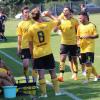 Willkommene (Trink-)Pause: Bei der Kreisklassen-Partie zwischen der TSG Untermaxfeld und dem SC Ried durften die Akteure gleich zweimal pro Halbzeit zur Flasche greifen. Foto: Dirk Sing