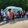 Erstmals im grün-weißen Outfit präsentierte der Verband Mittelschwäbischer Kraftfahrzeuglinien einen der Kleinbusse, die künftig täglich als Flexibus im Einsatz sind.