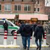30.11.2018, Bayern, Nürnberg: Hohe Poller stehen in einem Zufahrtsbereich zum Nürnberger Christkindlesmarkt vor einem Polizeibus. Foto: Daniel Karmann/dpa +++ dpa-Bildfunk +++