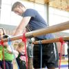 Niklas Teupke (links) und Thomas Hochrein helfen derzeit als FSJler beim TSV Weißenhorn bei der Kindersportschule. 