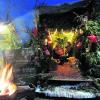 Na, wenn das nicht romantisch ist: Zum schön dekorierten Geschichtenwald geht es für die Besucher des Weihnachtsmarktes in Gablingen. Fotos: Marcus Merk