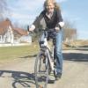 Als einzige Bewerberin für das Bürgermeisteramt in Apfeltrach ist Karin Schmalholz kaum zu bremsen. Die 58-Jährige fährt in ihrer Freizeit gerne Rad – und hat übrigens nur fürs Foto ausnahmsweise auf den Helm verzichtet. 