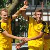 Der gefeierte Youngster: Lars Jaud (rechts) machte nach der Pause die ersten beiden Treffer für seinen FC Lauingen im Derby gegen Glött. Hier gratulieren Michael Przyklenk (links) und Nico Breskott (verdeckt) zum 2:0. 