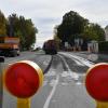 Am Montag sind an der Dillinger Donaubrücke die Baustellenfahrzeuge angerollt, um den Asphalt abzufräsen. 