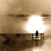 Morgenstimmung am Ufer des Yellowstone Lake im Yellowstone Nationalpark, Wyoming, USA - Symbolfoto zu Nahtoderfahrungen. US-Forscher wollen der Lösung des Phänomens Nahtod ein Stück näher gekommen sein. Ein starker Anstieg der Hirnaktivität während des Sterbeprozesses könne für die intensiven Erfahrungen und Visionen verantwortlich sein, von denen Menschen nach einer Nahtoderfahrung erzählen, berichtete der britische Sender BBC am Dienstag (13.08.13) unter Berufung auf eine Studie der US-amerikanischen Universität von Michigan. Bei einem Nahtoderlebnis beobachten Menschen ihren eigenen Körper oft von außen. Sie berichten vom Gefühl zu schweben, von Lichtvisionen und Glück; oft erinnern sie sich später an eine Begegnung mit Verstorbenen oder einen Lebensfilm, der ablaufen sei. (Siehe epd-Meldung vom 13.08.2013)