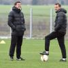 Co-Trainer Wolfgang Beller (l) und Trainer Markus Weinzierl beobachten das Abschlusstraining des FC Augsburg.