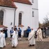 Zweimal zogen die Gläubigen mit Pfarrer Daniel Ertl und den Ministranten voran um die renovierte Pfarrkirche St. Peter und Paul. Der Musikverein Donauklang umrahmte die Zeremonie. 	