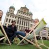 Sonntag in the City: Schon am Tag davor lag der Rollrasen auf dem Rathausplatz.