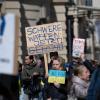 Protest auf der Straße: "Schwere Waffen jetzt" fordert ein Plakat bei einer Demonstration gegen den Krieg in der Ukraine in Berlin.