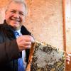 Markus Ferber hat keine Angst vor Bienen – während eines Besuchs im Lehrbienenstand in Günzburg nahm der Europaabgeordnete die Tiere aus nächster Nähe in Augenschein. Die Erweiterung der Ausbildungsstätte wurde mit EU-Geldern unterstützt.  	