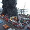 Rauch steigt aus brennenden Containern im Hafen der erdbebengeschädigten Stadt Iskenderun.